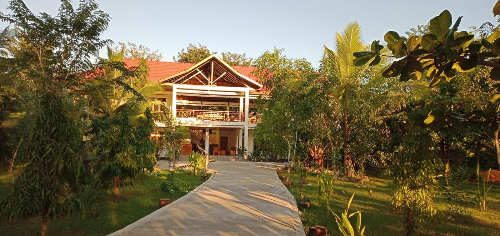 Hotel La Belle Etoile Labuan Bajo Exterior photo