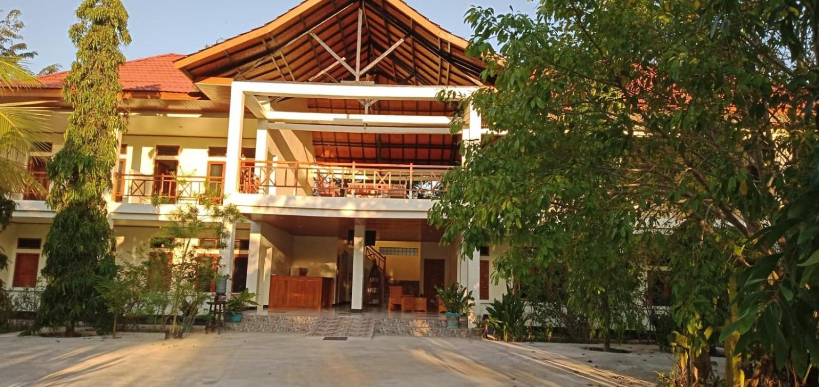 Hotel La Belle Etoile Labuan Bajo Exterior photo